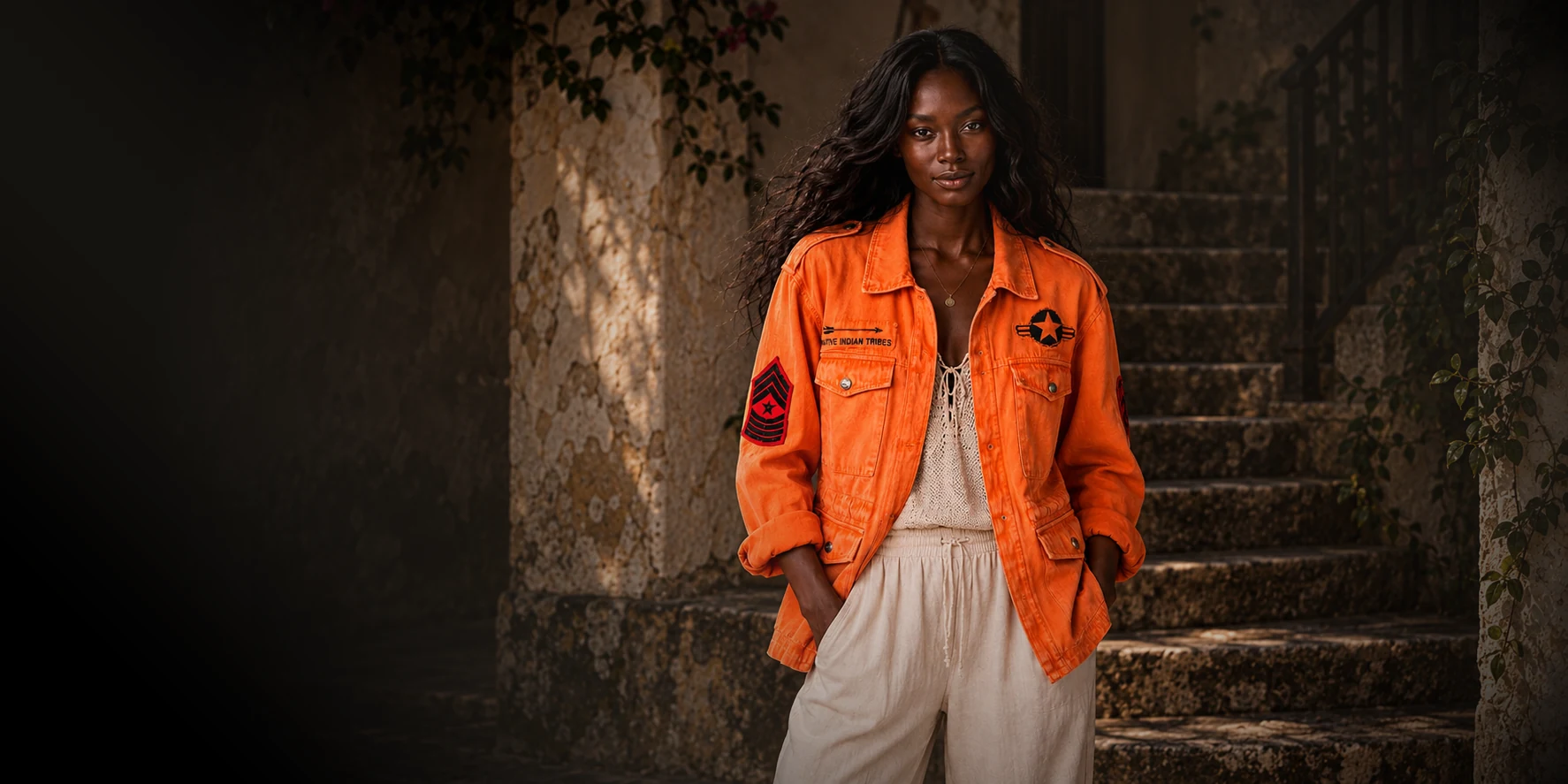 Modelo con chaqueta naranja artesanal de La Jabalcuza