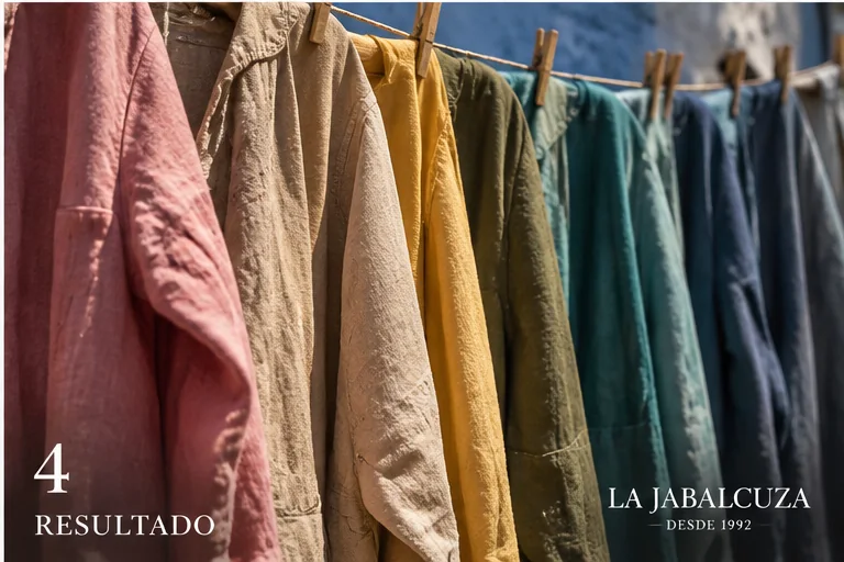 Resultado final del teñido artesanal de una prenda de La Jabalcuza